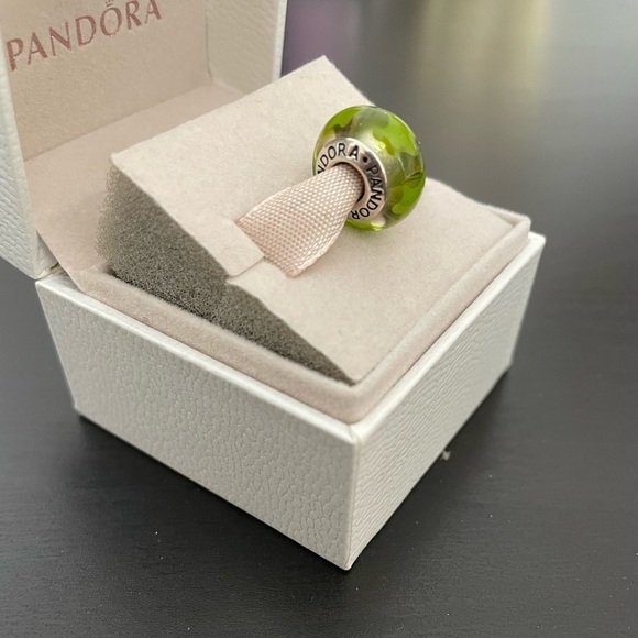 Pandora Green Star Murano Charm - Picture 2 of 3